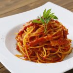 Gotove za 20 minuta: Recept za špagete s rajčicom i bosiljkom iz jednog lonca